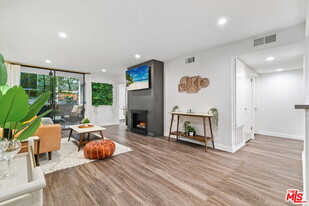 911 Kings Rd in West Hollywood, CA - Building Photo