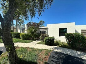 567 Lakeside Dr in Bradenton, FL - Building Photo