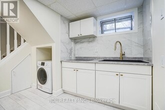 15 Crossburn Dr in Toronto, ON - Building Photo - Building Photo