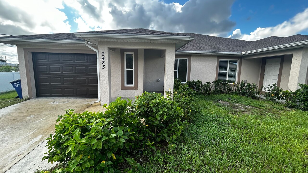 2433 Quentin Ave S in Lehigh Acres, FL - Building Photo