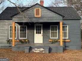 221 N Forest Ave in Hartwell, GA - Building Photo
