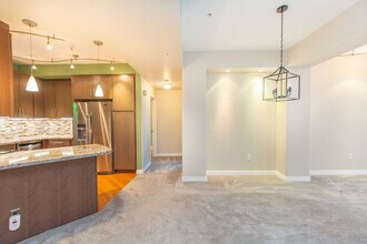 235 Market St-Unit -Unit 302 in San Diego, CA - Foto de edificio - Building Photo