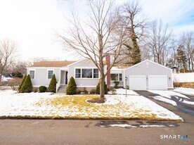 15 Ridgebrook Dr in Bridgeport, CT - Building Photo