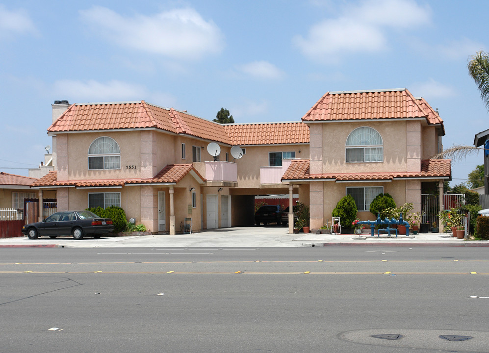 7551 Warner Ave in Huntington Beach, CA - Building Photo