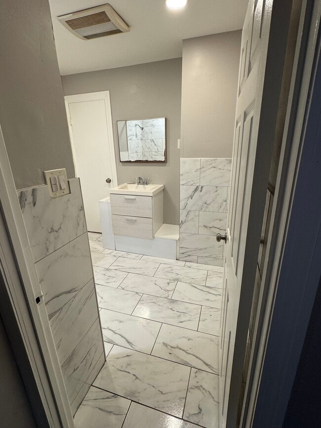 53 Cedar St, Unit #1 in Lynn, MA - Building Photo - Building Photo