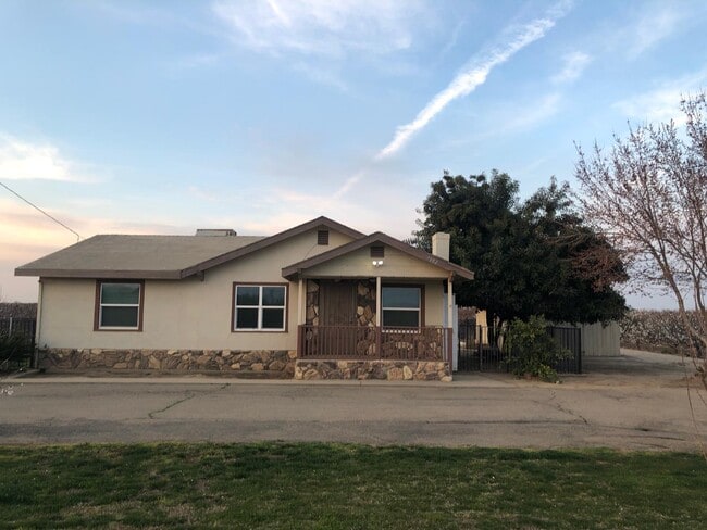7902 Clinton Ave in Kingsburg, CA - Building Photo - Building Photo