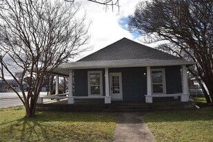 900 W Chestnut St in Denison, TX - Building Photo