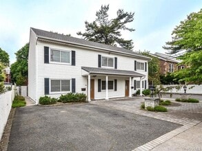 39 Graywood Rd in Port Washington, NY - Building Photo - Building Photo