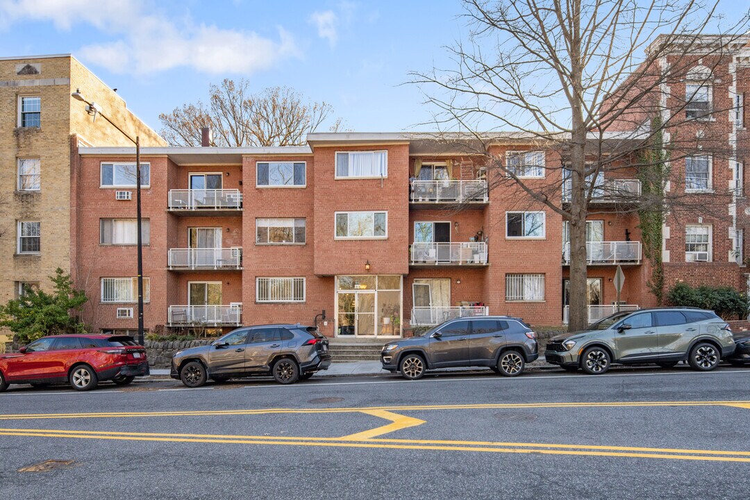 2727 Adams Mill Rd NW in Washington, DC - Building Photo