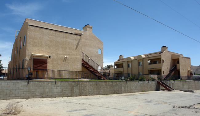 Villa Larosa Apartments in Apple Valley, CA - Foto de edificio - Building Photo