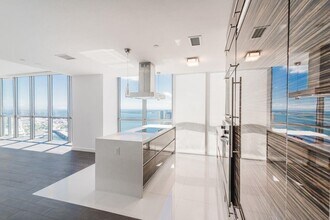 1100 Biscayne Blvd, Unit 5401 in Miami, FL - Foto de edificio - Building Photo