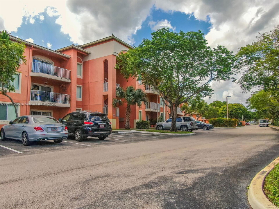 6968 SW 39th St in Davie, FL - Foto de edificio