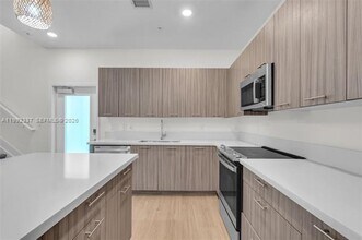 8363 NW 41st St in Doral, FL - Building Photo - Building Photo