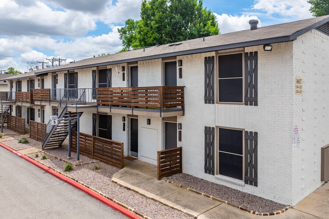 Woodwind Apartments in Arlington, TX - Foto de edificio