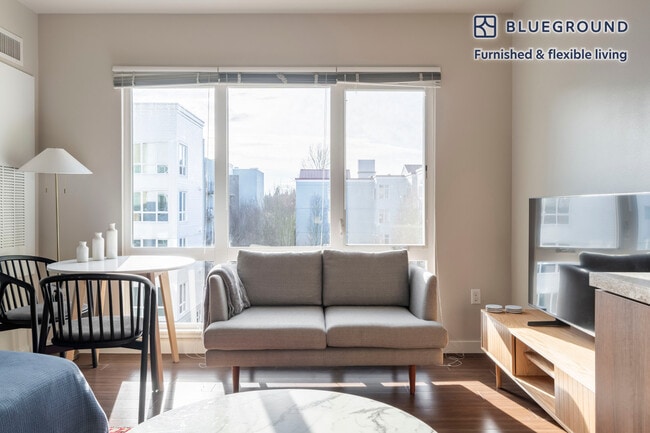 10333 Main St in Bellevue, WA - Foto de edificio - Building Photo