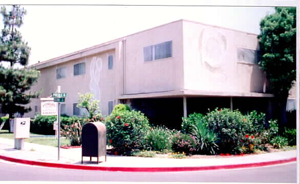 Stonegate Apartments in Tustin, CA - Building Photo