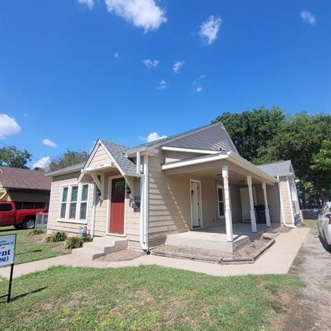 804 N McKinney St in Ennis, TX - Foto de edificio - Building Photo