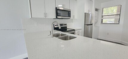 9830 Nob Hill Ln in Sunrise, FL - Building Photo - Building Photo