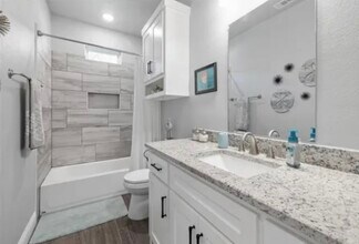 1418 Cheyenne Trl in Granbury, TX - Foto de edificio - Building Photo