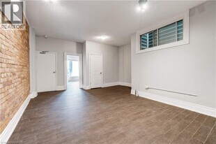 477 King St E in Hamilton, ON - Building Photo