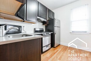 619 W Melrose St in Chicago, IL - Building Photo