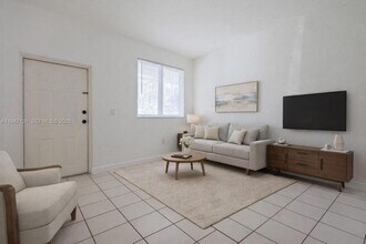 1663 SE 27th Dr, Unit 105 in Homestead, FL - Foto de edificio - Building Photo