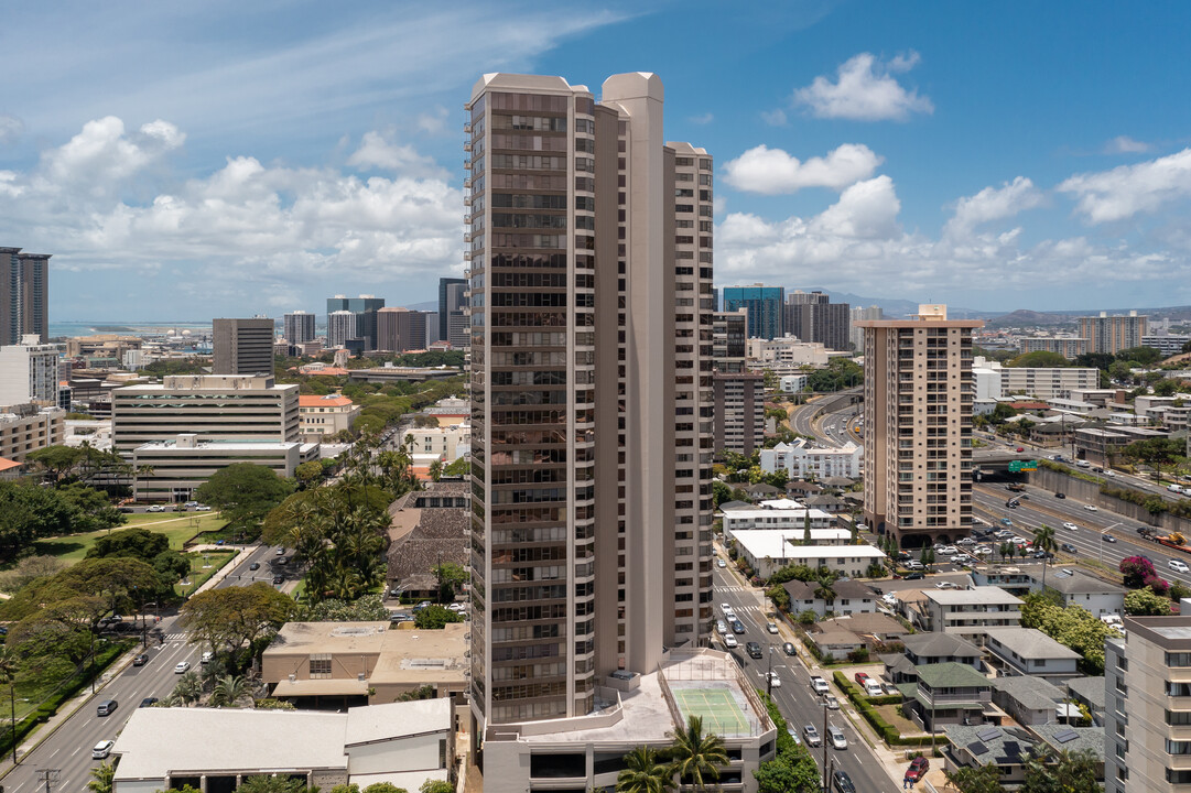 Admiral Thomas Apartments in Honolulu, HI - Building Photo