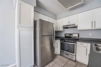 5211 Caspian Springs Dr in Las Vegas, NV - Building Photo - Building Photo