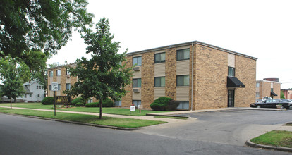 Library Park Apartments in Topeka, KS - Building Photo - Building Photo