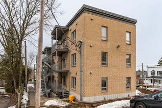 2 De Bienville St in Lévis, QC - Building Photo - Building Photo