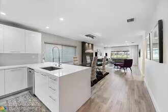 9922 NW 65th Ct in Tamarac, FL - Building Photo - Building Photo