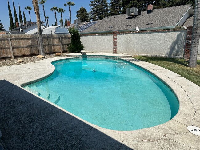 1364 E Carmelo Ave in Tulare, CA - Building Photo - Building Photo
