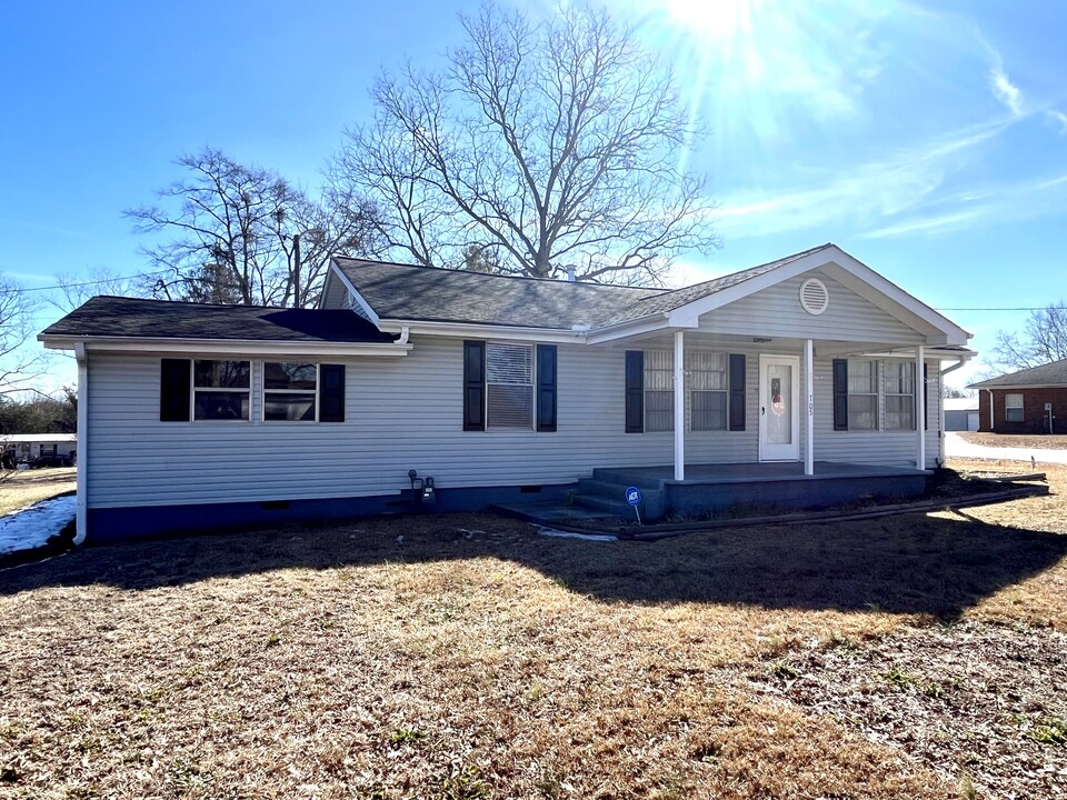 705 S Catherine St in Walhalla, SC - Building Photo