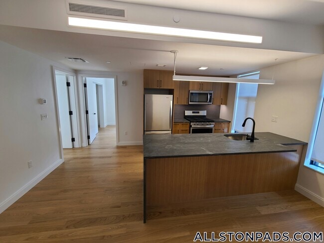 83 Gardner St, Unit 210 in Boston, MA - Foto de edificio - Building Photo