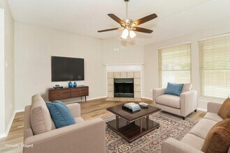 726 Victoria Dr in Midlothian, TX - Foto de edificio - Building Photo