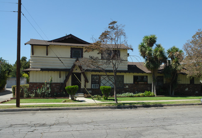 233 S Pine St in San Gabriel, CA - Foto de edificio - Building Photo