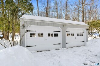 815 Valley Rd in New Canaan, CT - Building Photo - Building Photo