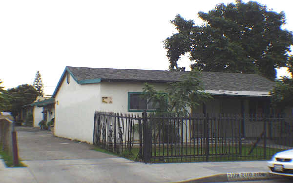 2102-2110 1/2 Sastre Ave in South El Monte, CA - Foto de edificio