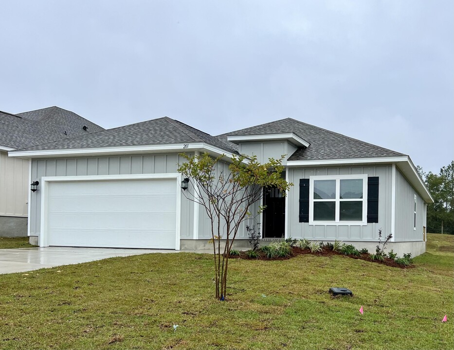 201 Lyla Ln in Crestview, FL - Building Photo