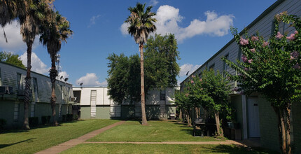Victoria Village Apartments in Pasadena, TX - Foto de edificio - Building Photo