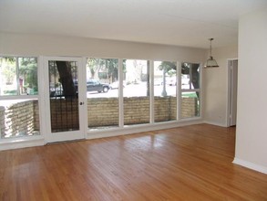 3815 Los Feliz Blvd in Los Angeles, CA - Building Photo - Interior Photo