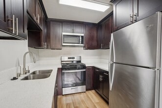 Chadron in Hawthorne, CA - Foto de edificio - Building Photo