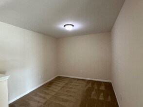 7501 Oliver Park Dr in Whitsett, NC - Foto de edificio - Building Photo
