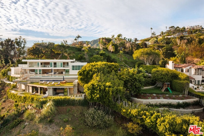 467 Paseo Miramar in Los Angeles, CA - Building Photo - Building Photo