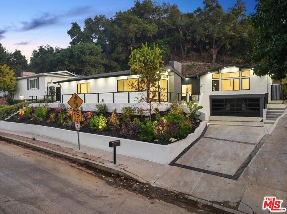 3873 Royal Woods Dr in Los Angeles, CA - Building Photo
