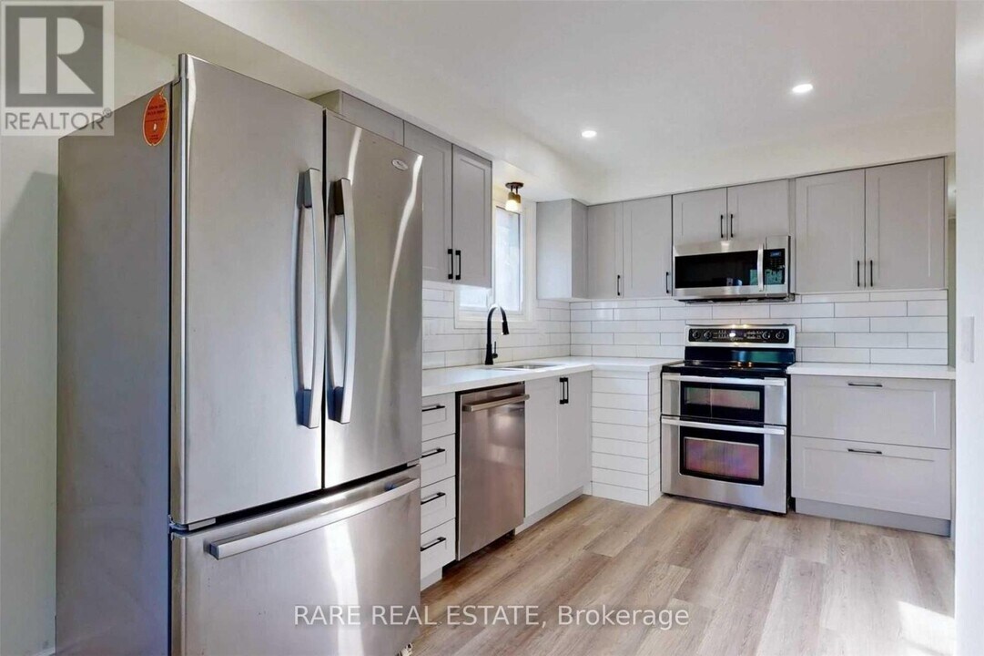 346 Conant St in Oshawa, ON - Building Photo