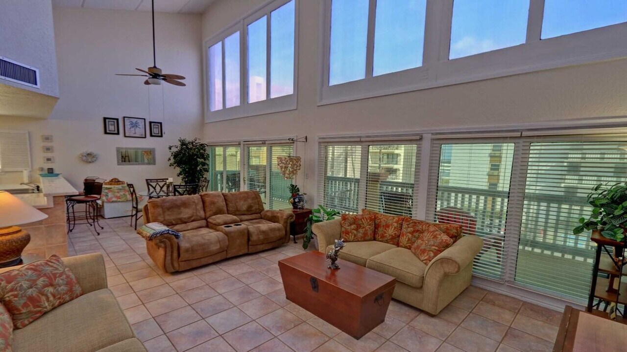127 E Morningside Dr in South Padre Island, TX - Building Photo