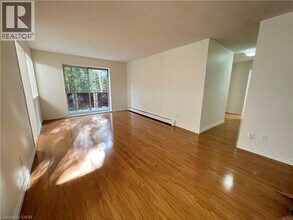 475 Parkside Dr in Waterloo, ON - Building Photo - Building Photo