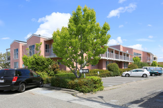 Broadway Manor Apartments in Millbrae, CA - Building Photo - Building Photo