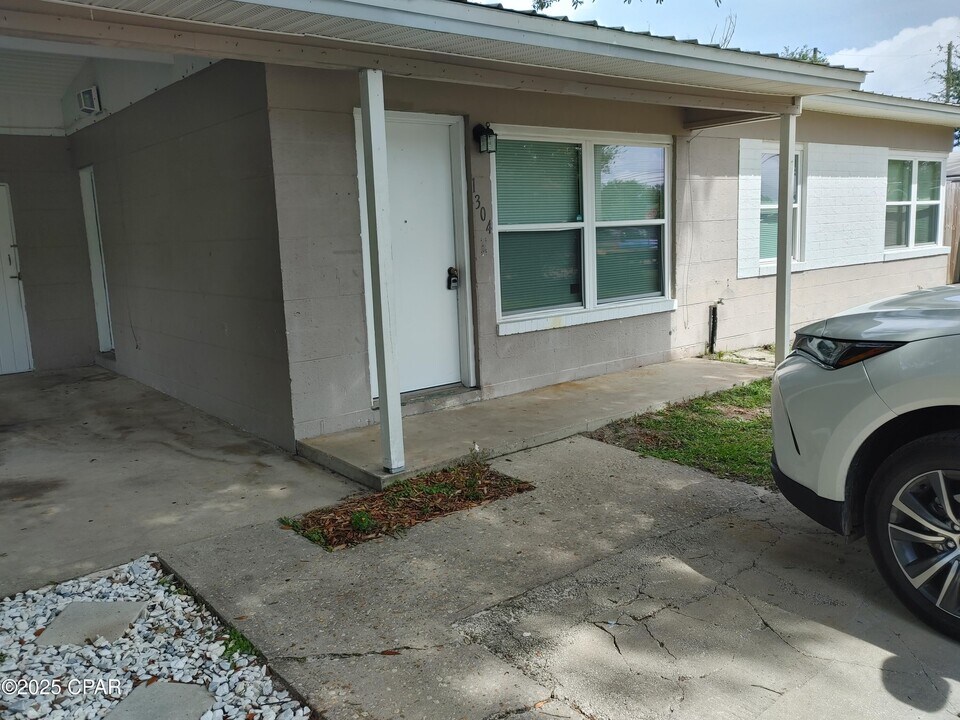 1304 Oakland Dr in Panama City, FL - Foto de edificio